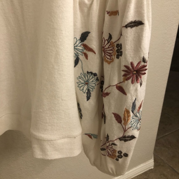 NWOT! Bulky floral sleeved sweater - Picture 2 of 6